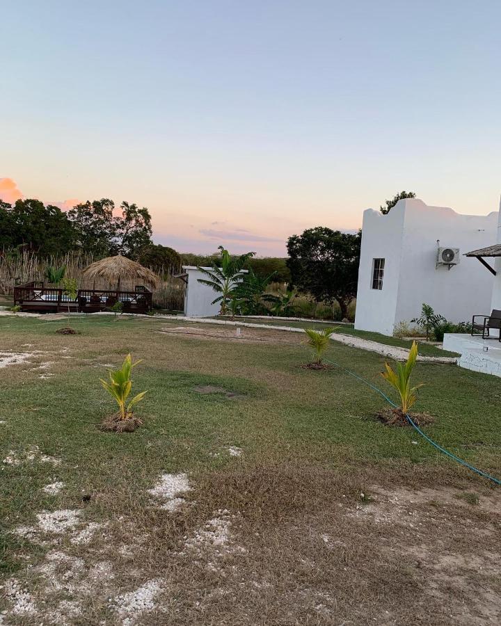 Azteca Villas Treasure Beach Exterior photo